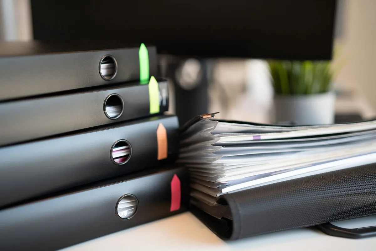 Documents administratifs et formulaires d'enregistrement sur un bureau professionnel