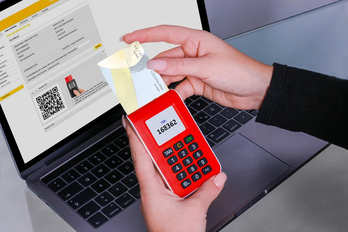 Appareil d'authentification à deux facteurs et portefeuille sécurisé