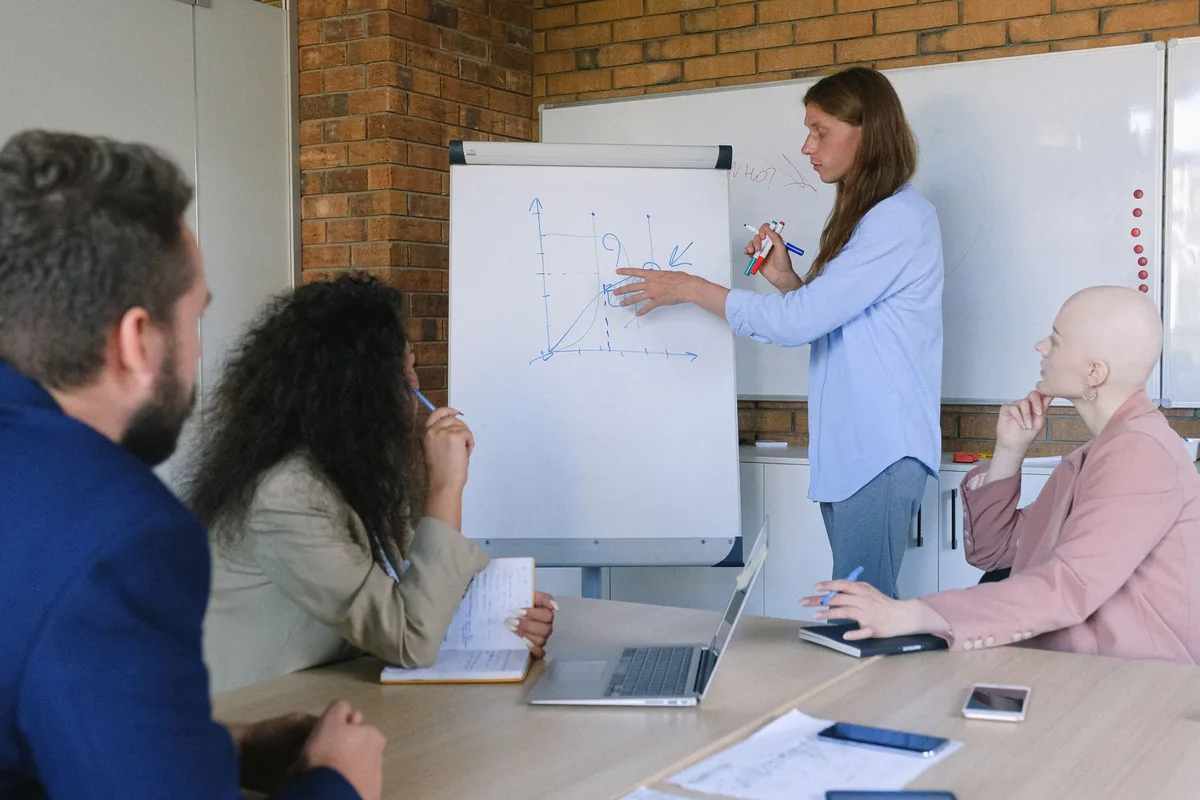 Séance de formation d'équipe sur les bonnes pratiques de sécurité