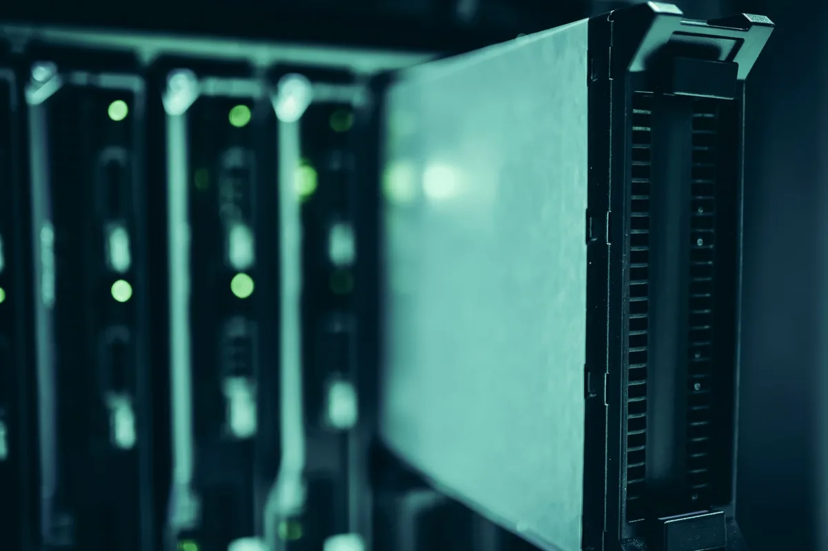 Configuration matérielle d'un serveur d'indexation blockchain avec CPU, RAM et stockage