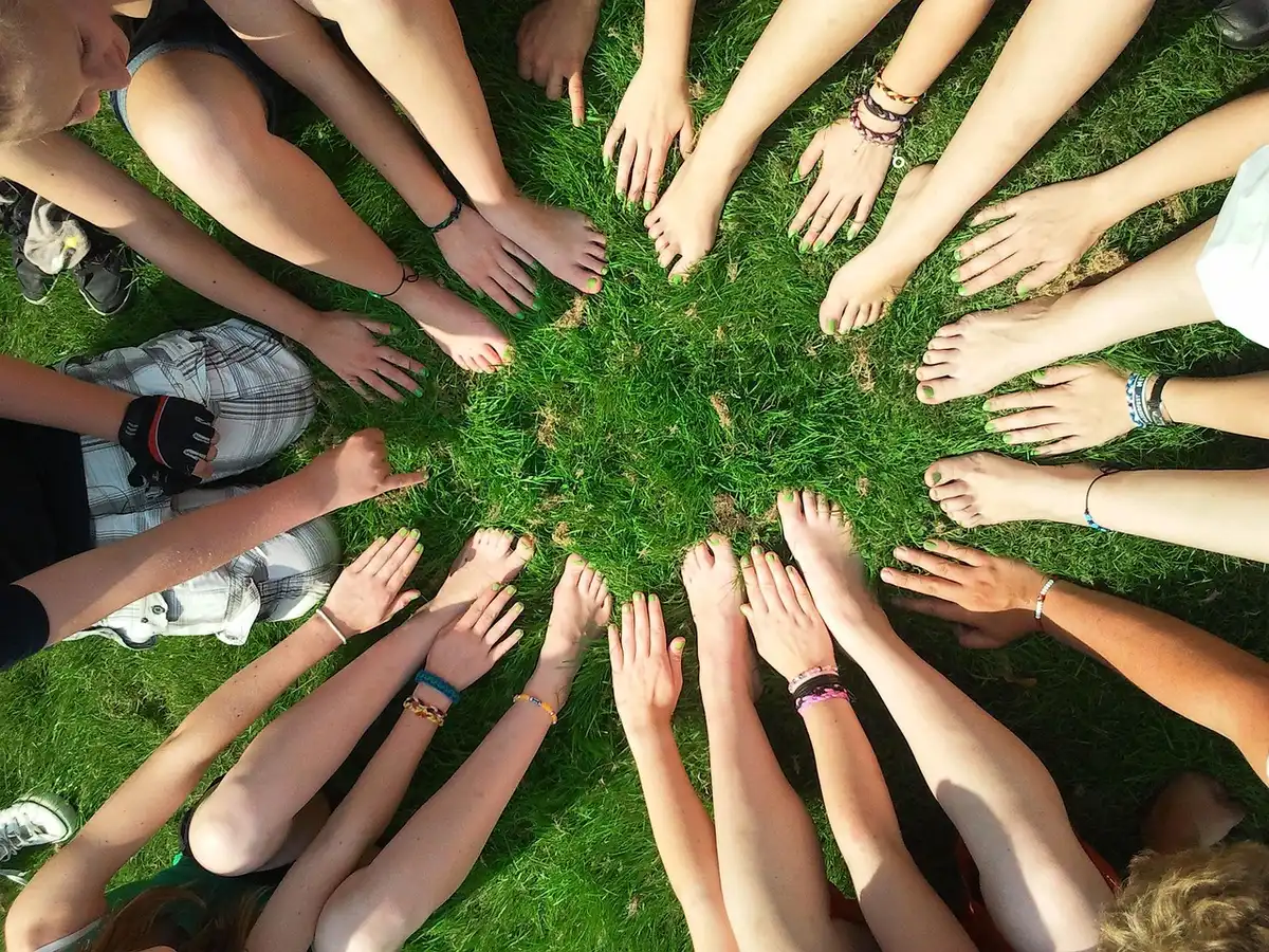 Groupe de personnes en cercle lors d'une réunion de soutien communautaire