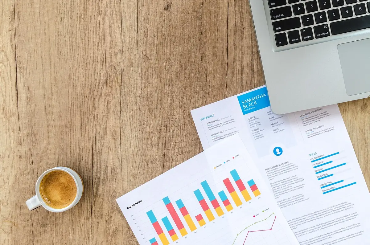 Documents de fonds et écran d'application montrant options d'investissement