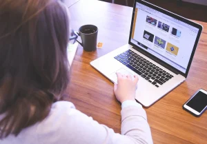 Comment calculer son salaire en intérim : taux horaire, heures et indemnités ?