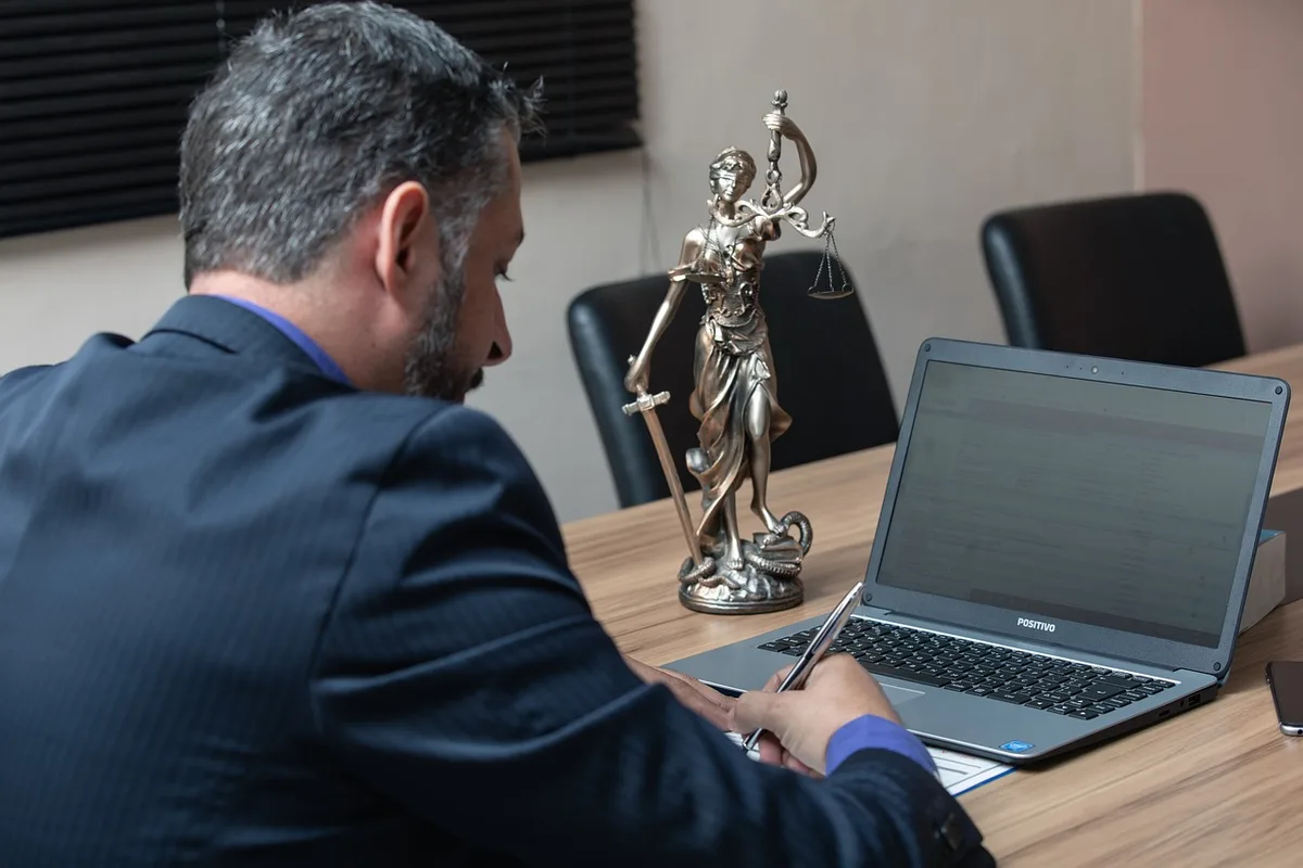 Documents juridiques et dossiers sur un bureau éclairé par la lumière du jour