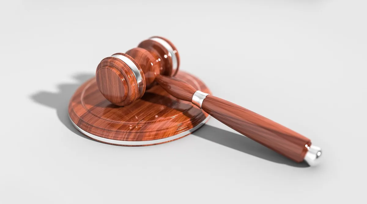 Représentation symbolique d'une décision de justice avec symboles juridiques