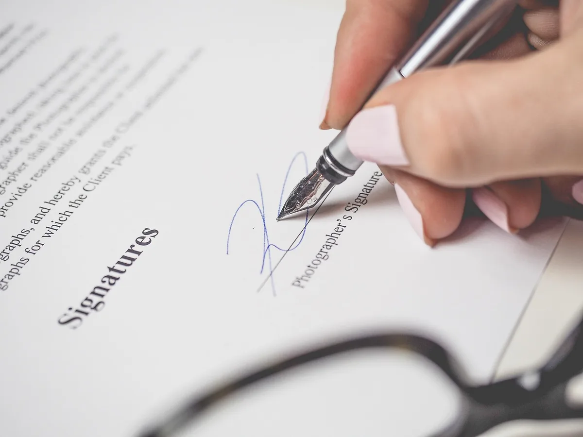 Gros plan sur une main signant un contrat pour illustrer les conditions de validité