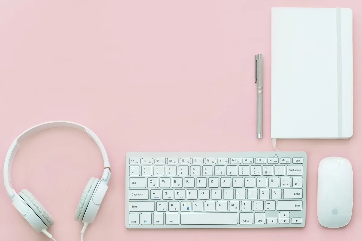 Dosssiers et classeurs sur le bureau d'un notaire pendant un inventaire