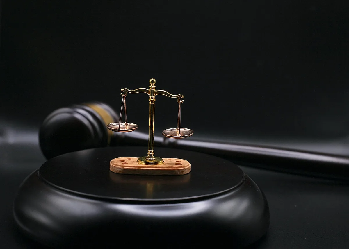 Documents juridiques et marteau de juge posés sur un bureau