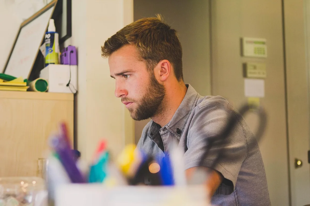Personne remplissant une déclaration de changement d'adresse dans un bureau lumineux