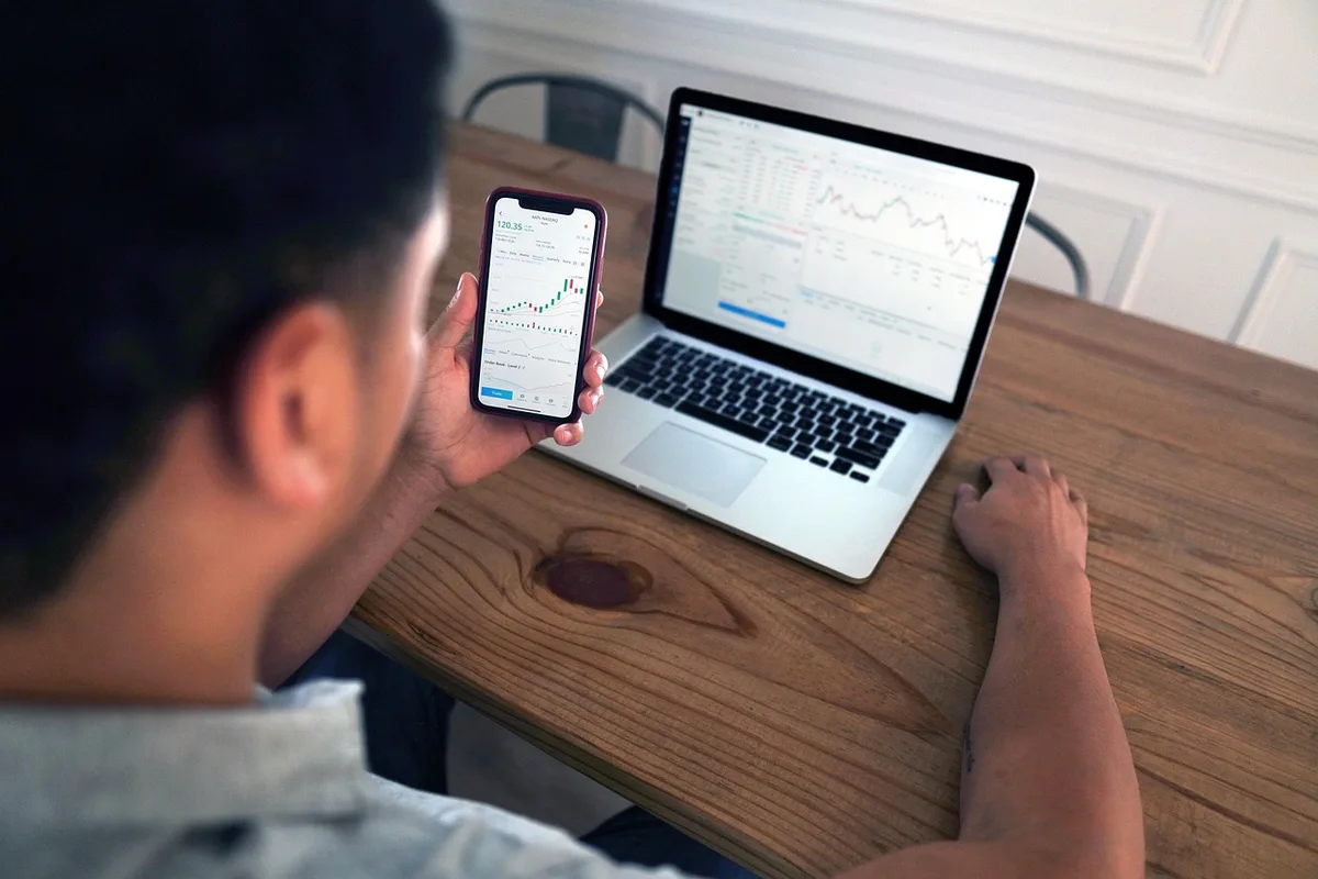 Investisseur analysant des graphiques de marché crypto sur son écran