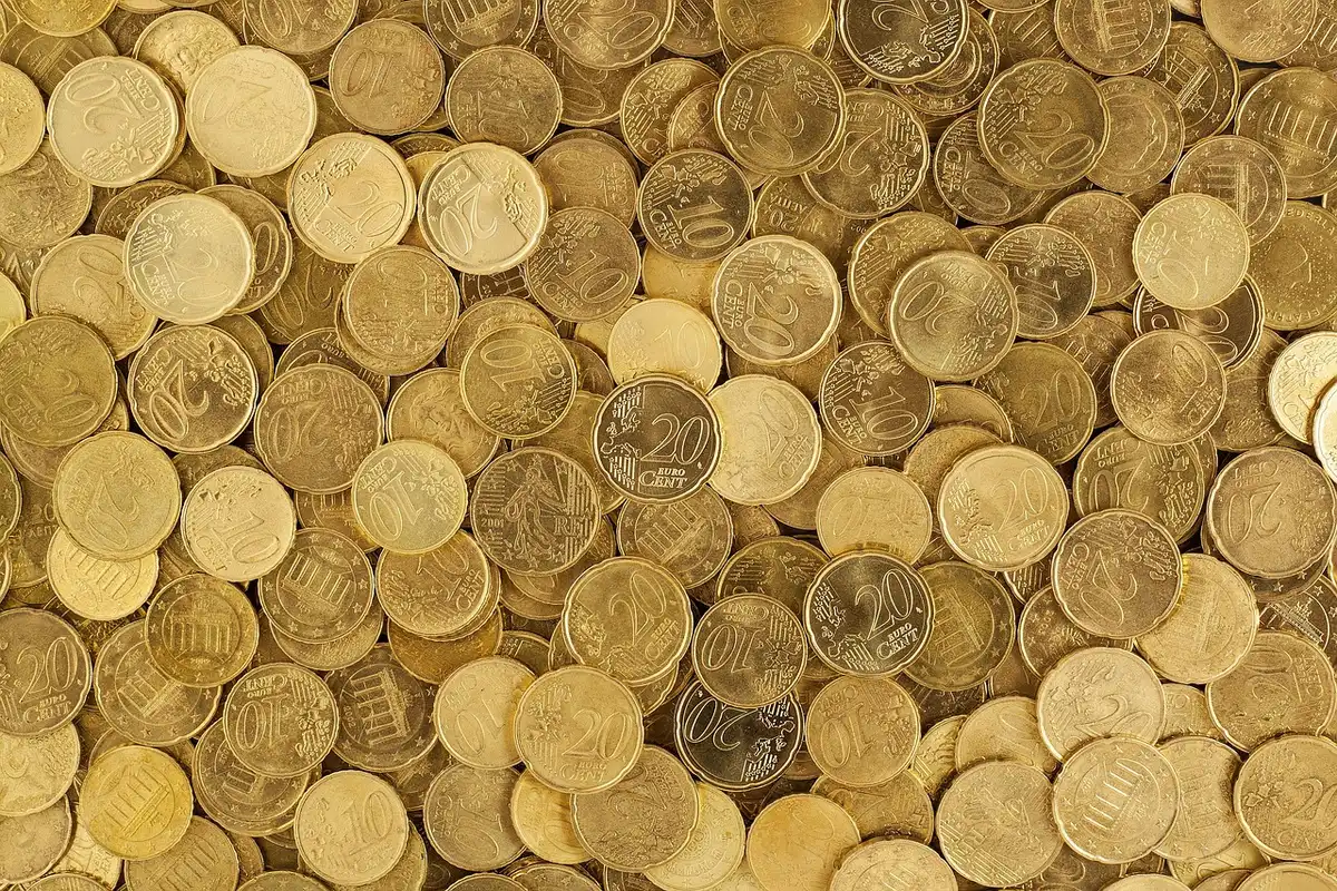Personne planifiant son épargne et son allocation de capital sur un document