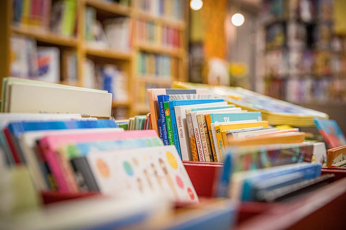 Bureau lumineux avec étagères et livres, évoquant la mémoire politique