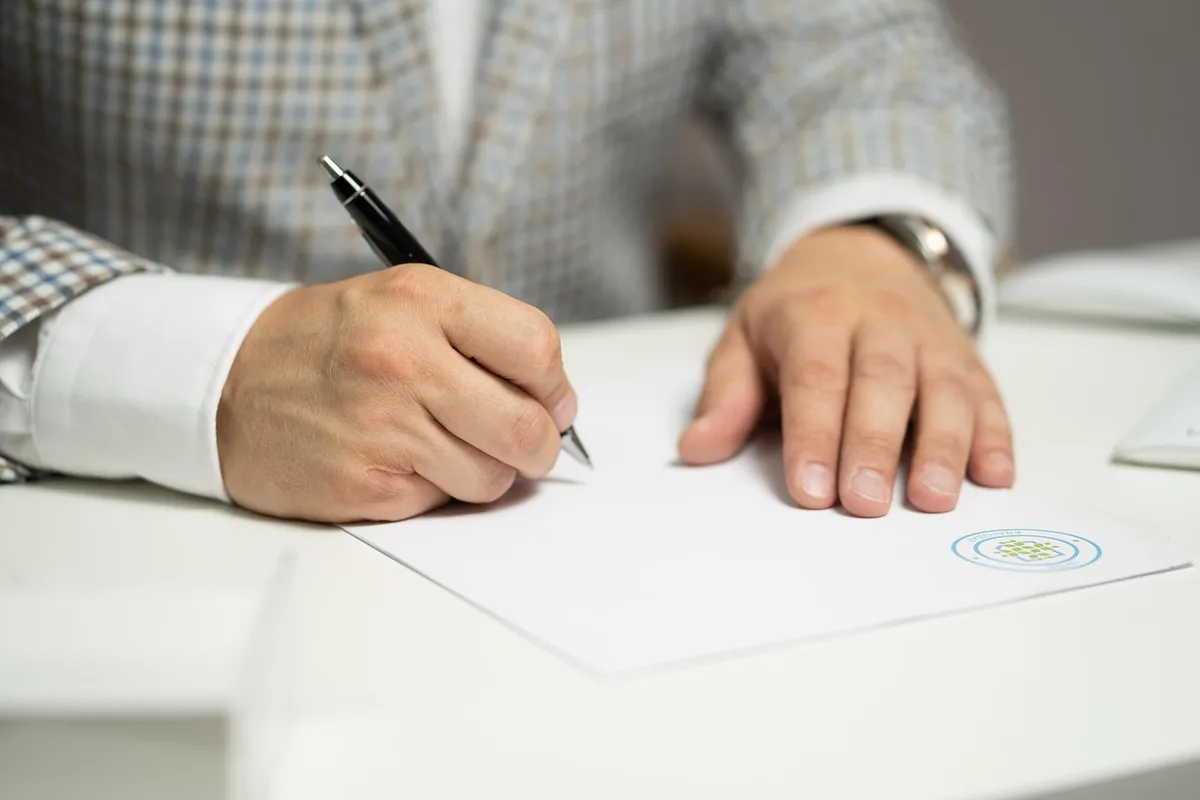 Documents de donation signés devant notaire lors d'une transmission progressive