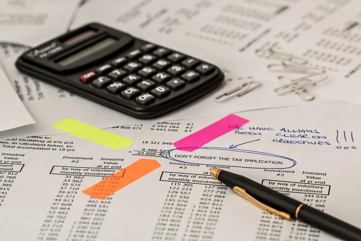 Documents comptables, calculatrice et rapports financiers sur une table