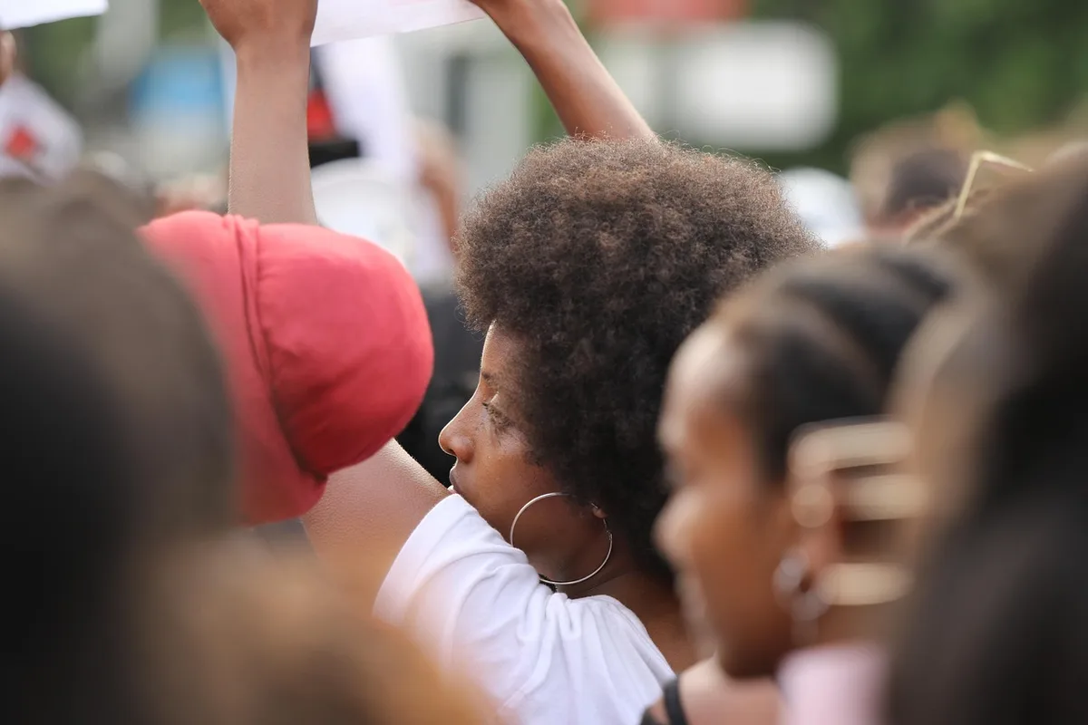 Manifestants exprimant leur position sur une question de politique publique
