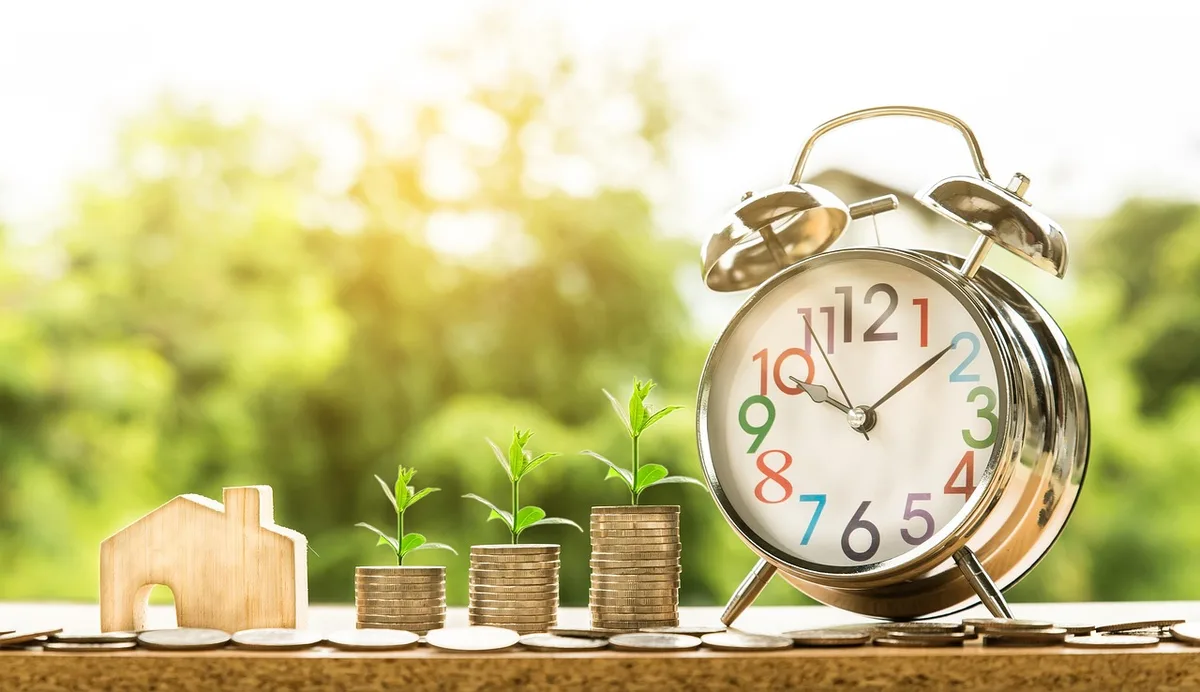 Poignée de mains entre investisseurs anonymes, symbole de financement transfrontalier