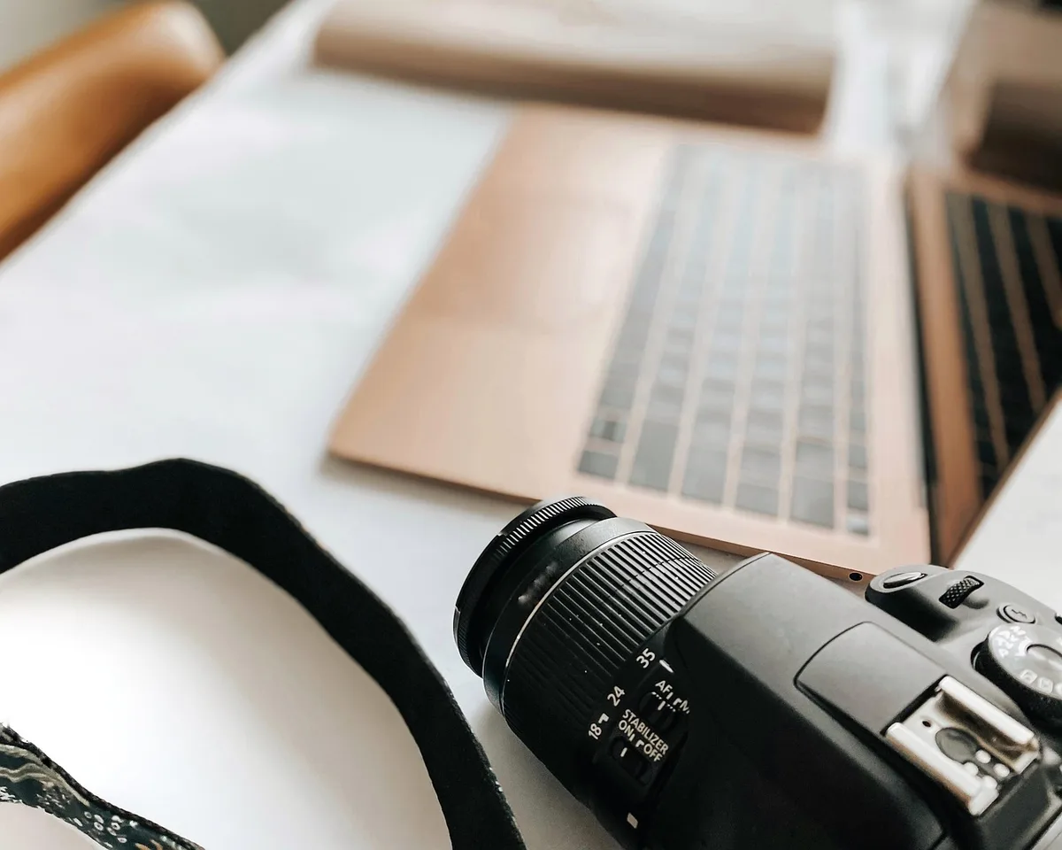 Carnet de notes ouvert et documents professionnels sur un bureau lumineux