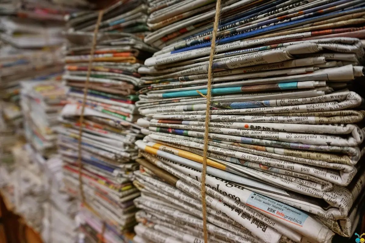 Archives et documents juridiques sur une table, lecture contextuelle