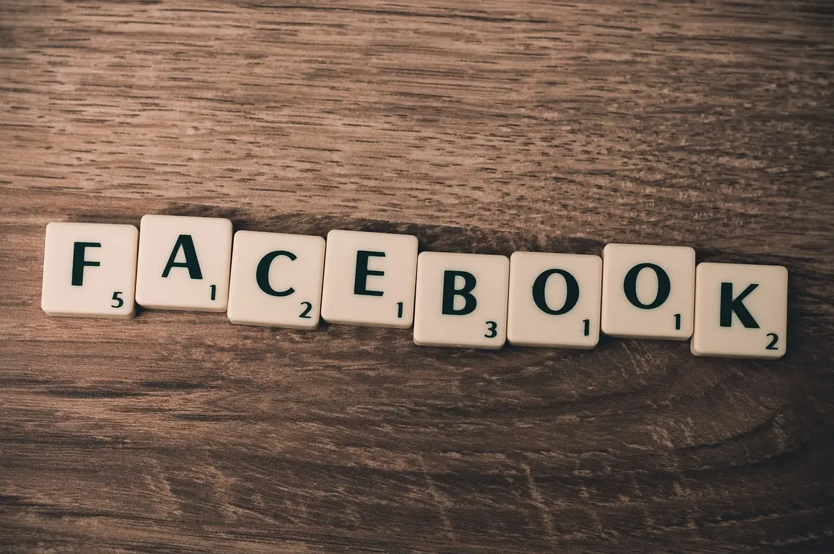 Groupe anonyme regardant des écrans et partageant sur les réseaux sociaux