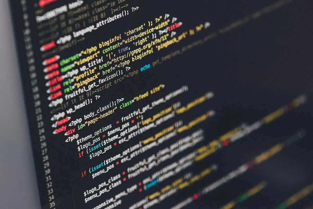 Écran affichant un explorateur de blockchain et un rapport d'audit