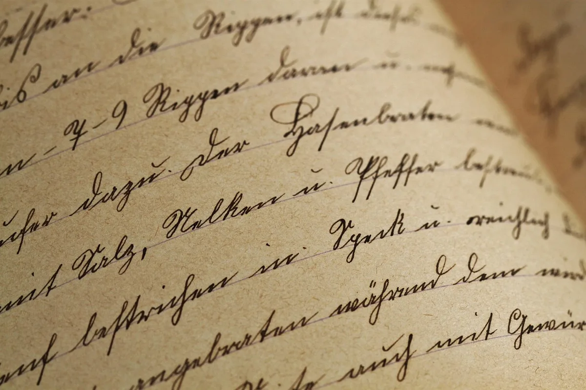 Notaire examinant des documents de succession sur une table