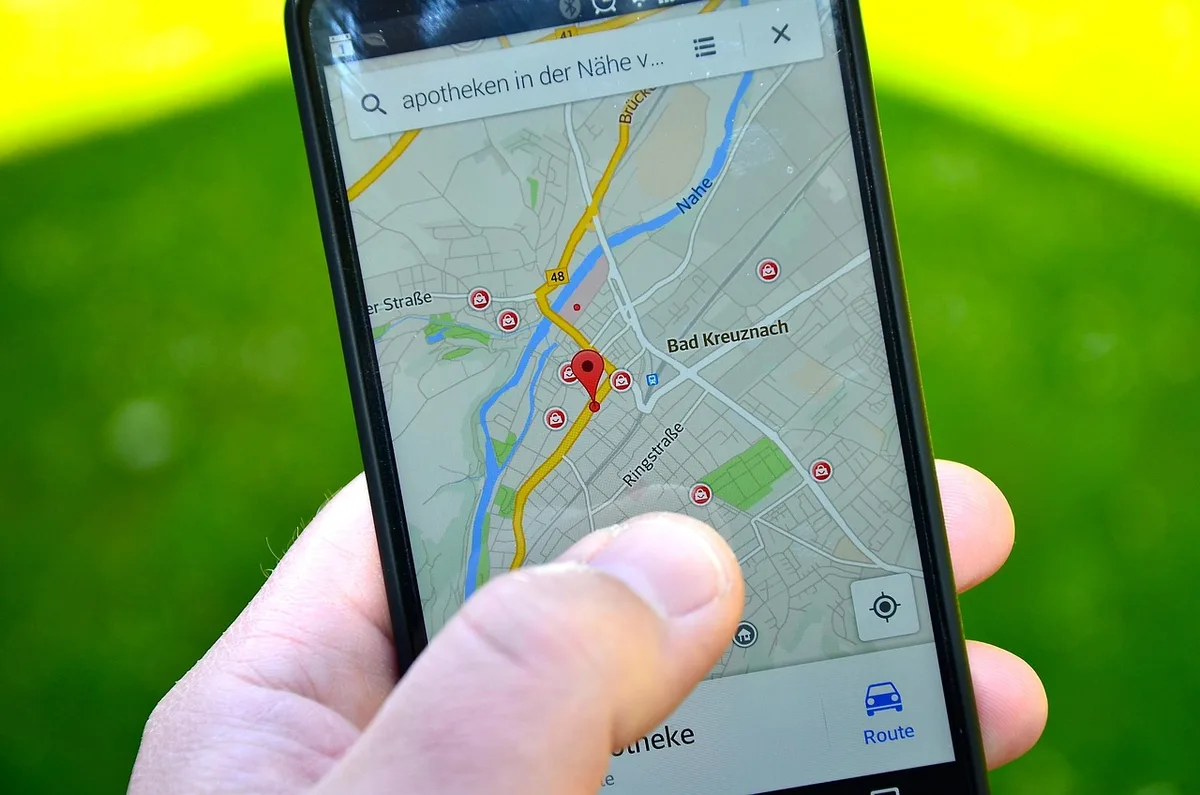 Notifications de réseaux sociaux sur un smartphone illustrant une campagne virale