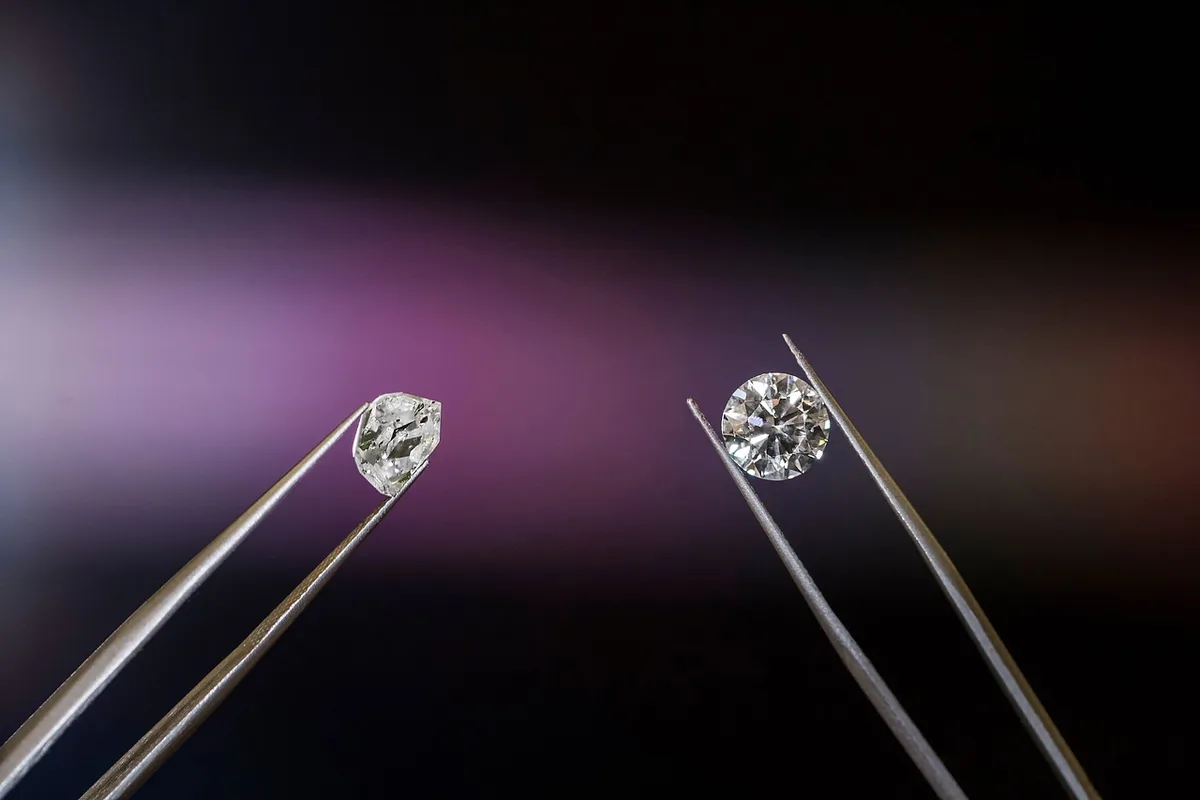 Expert en balistique analysant des projectiles en laboratoire