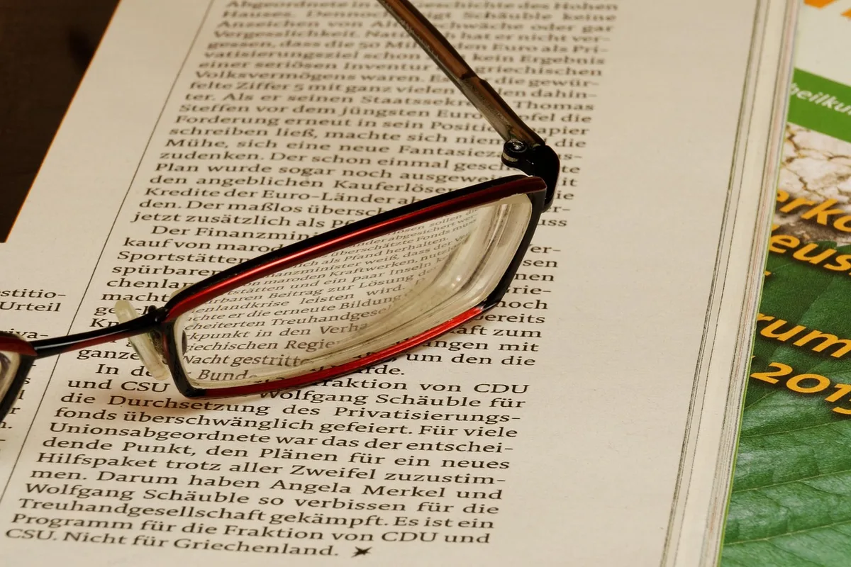 Article imprimé annoté sur un bureau avec notes et stylo