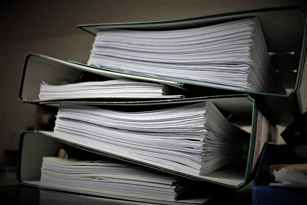 Document police et carnet de constats sur une table après une garde à vue