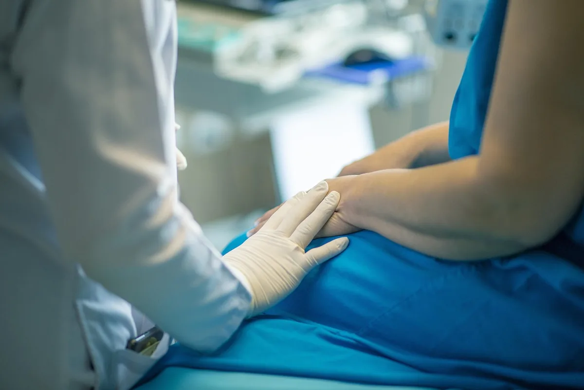 Consultation médicale montrant le déséquilibre naturel entre praticien et patient