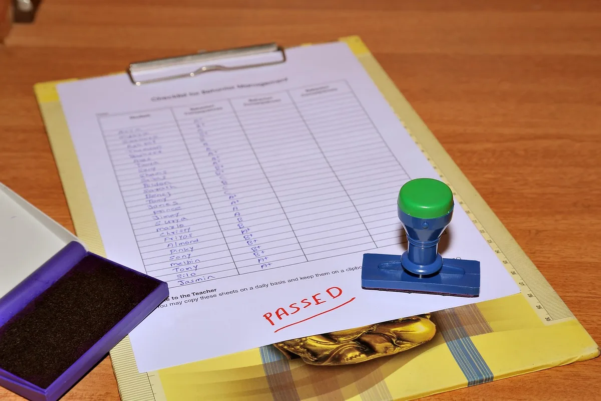 Papier et checklist de tâches pour le changement de nom d'entreprise