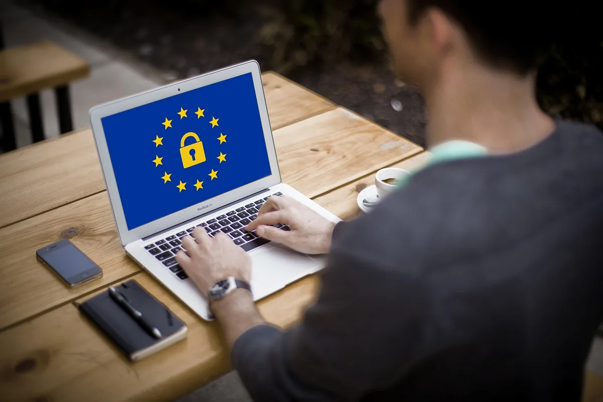 Serveurs et icônes de sécurité symbolisant l'hébergement et la conformité des données
