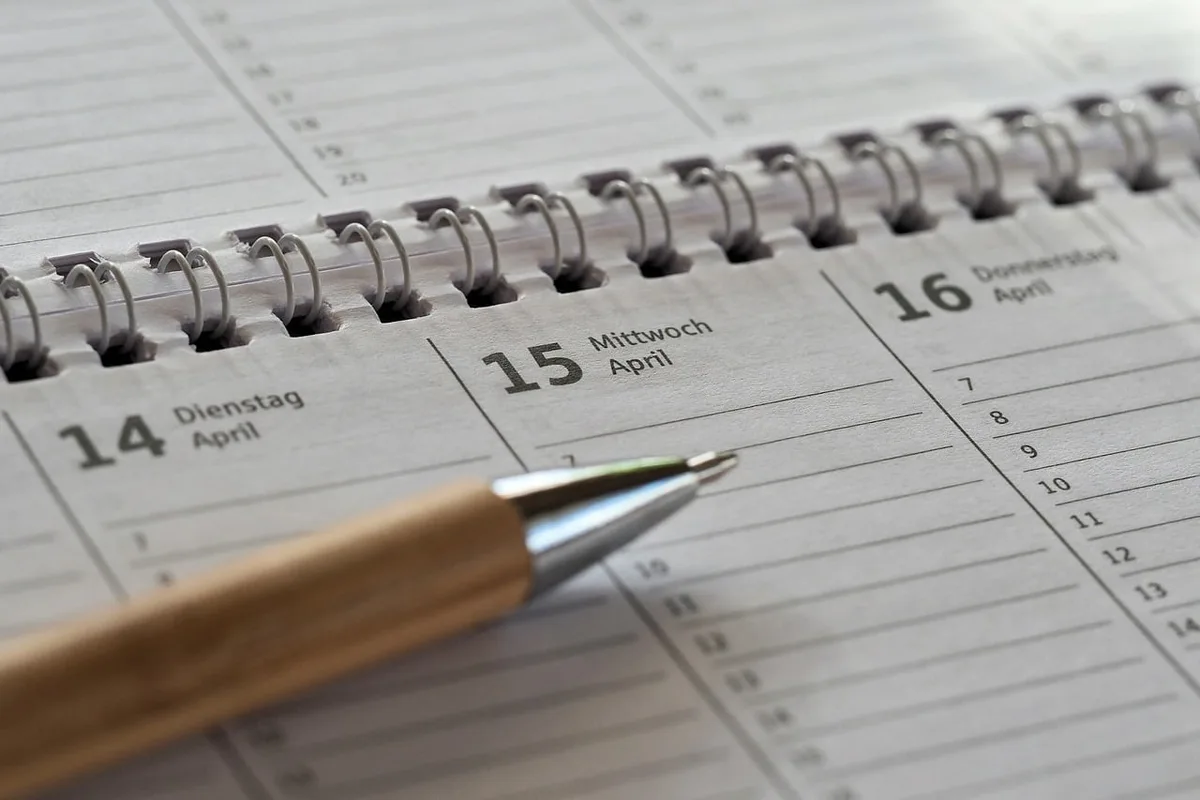Carnet de notes et ordinateur montrant des objectifs d'investissement
