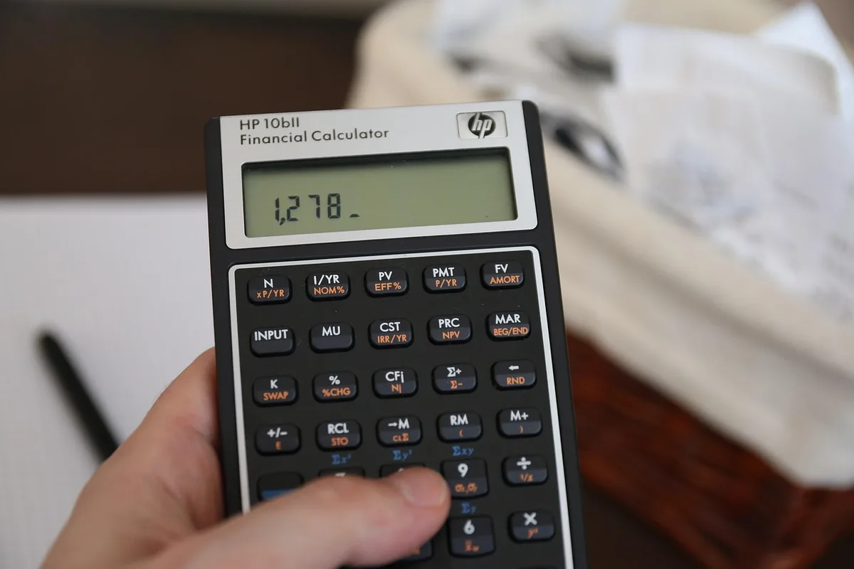 Feuille de calcul comparant frais de courtage avec une calculatrice