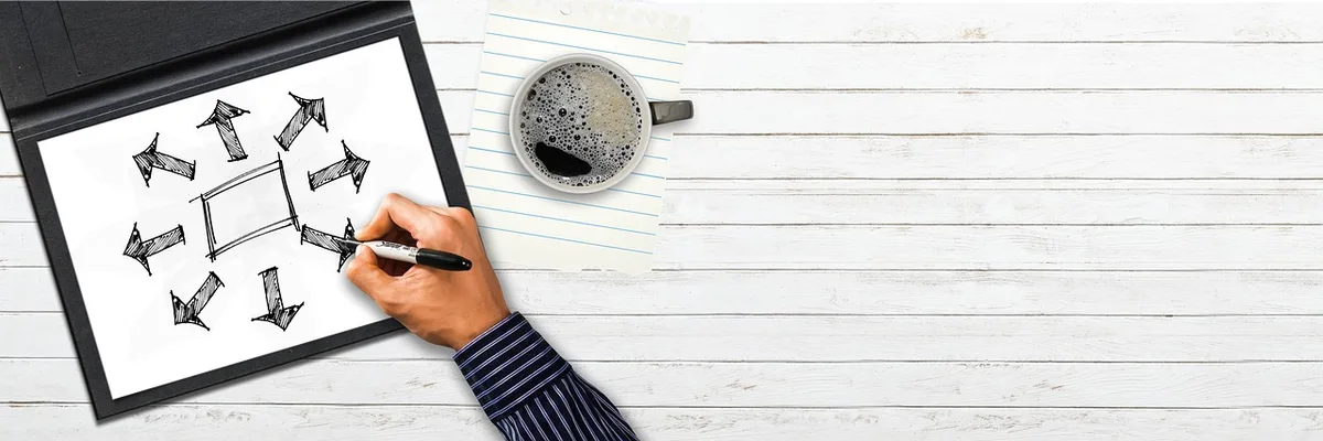 Bloc-notes et calculatrice sur un bureau avec annotations de règles de gestion des risques