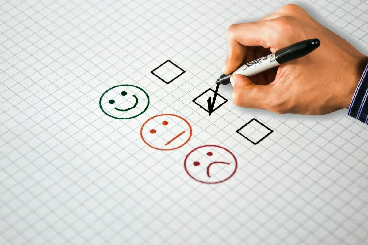 Checklist d'évaluation de programme de formation posée sur un bureau