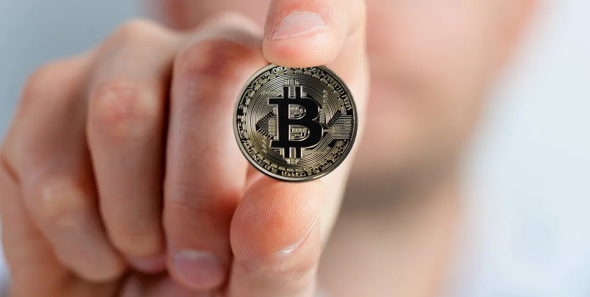 Illustration comparant centralisation et décentralisation avec icônes blockchain
